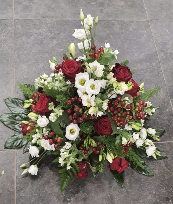 Rouwstuk pyramide rood/wit